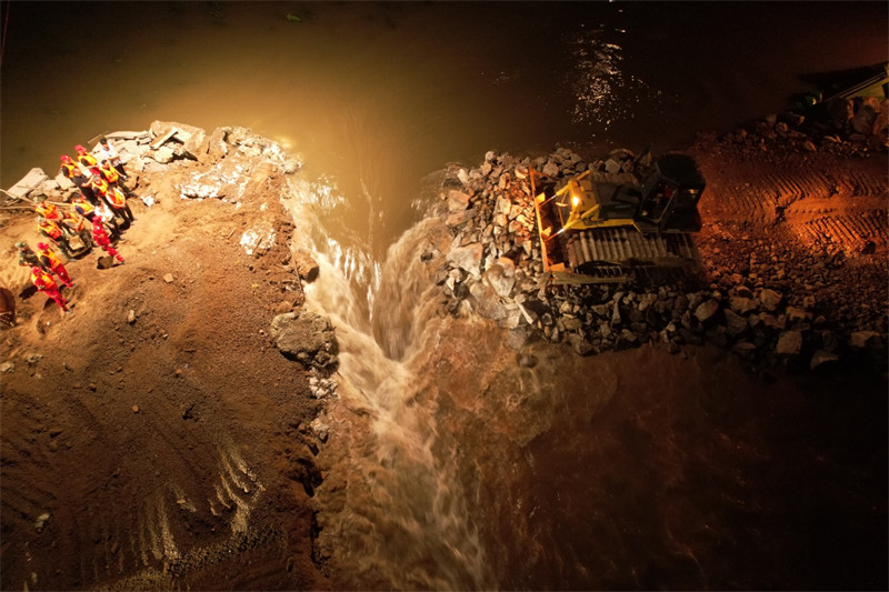 Henan : une section d'une digue le long de la rivière Weihe en crue réparée