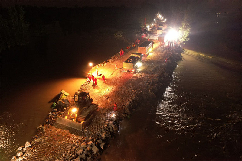 Henan : une section d'une digue le long de la rivière Weihe en crue réparée