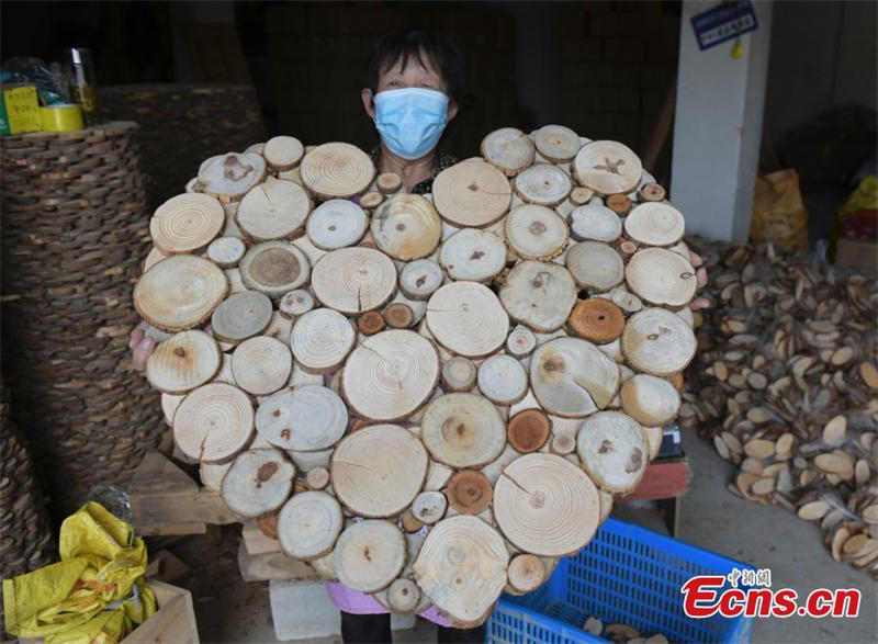 Une ancienne enseignante se reconvertit avec succès dans l'artisanat du bois