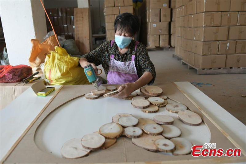 Une ancienne enseignante se reconvertit avec succès dans l'artisanat du bois