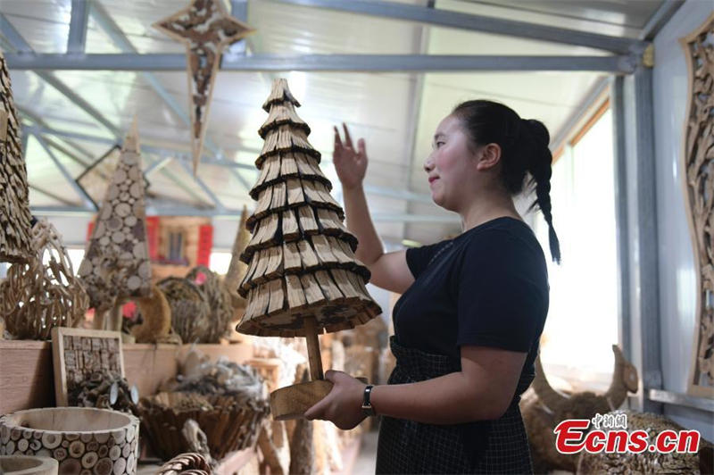 Une ancienne enseignante se reconvertit avec succès dans l'artisanat du bois