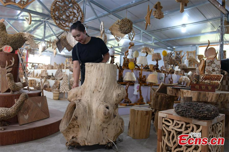 Une ancienne enseignante se reconvertit avec succès dans l'artisanat du bois