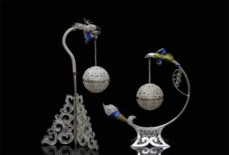 Héritière de l'art du filament d'argent tournoyant à Chengdu dans le Sichuan