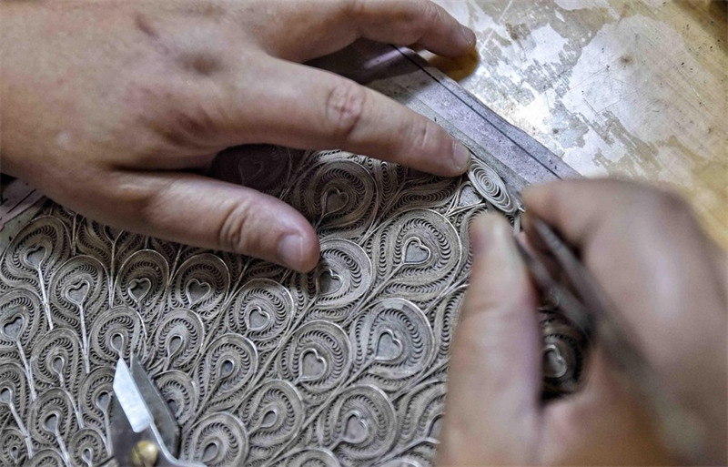 Héritière de l'art du filament d'argent tournoyant à Chengdu dans le Sichuan