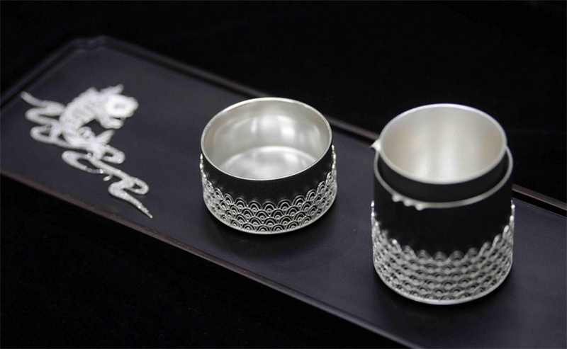 Héritière de l'art du filament d'argent tournoyant à Chengdu dans le Sichuan