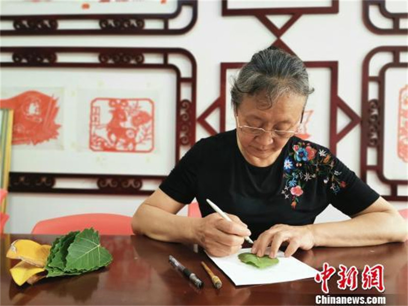 Comment des feuilles mortes deviennent des sculptures artistiques