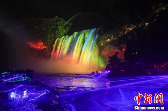 La belle vue nocturne de la cascade de Huangguoshu, dans le Guizhou