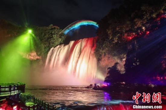 La belle vue nocturne de la cascade de Huangguoshu, dans le Guizhou