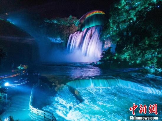 La belle vue nocturne de la cascade de Huangguoshu, dans le Guizhou