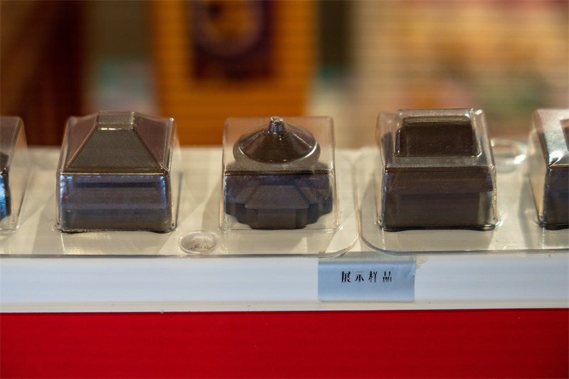 ? La Cité interdite au bout de la langue ? : des chocolats en forme de batiments anciens