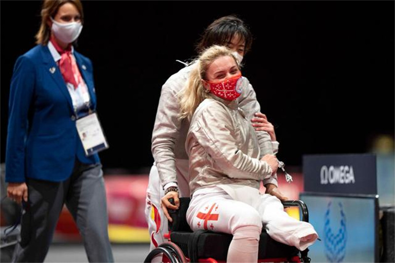 L'amitié aux Jeux paralympiques de Tokyo 2020 : la Chinoise Bian Jing aide son adversaire à pousser son fauteuil roulant