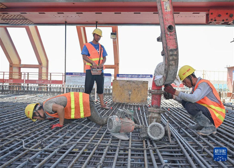Le coffrage mobile de train à grande vitesse de la plus grande portée de la Chine est sur le point d'achever la première pose de poutres offshore