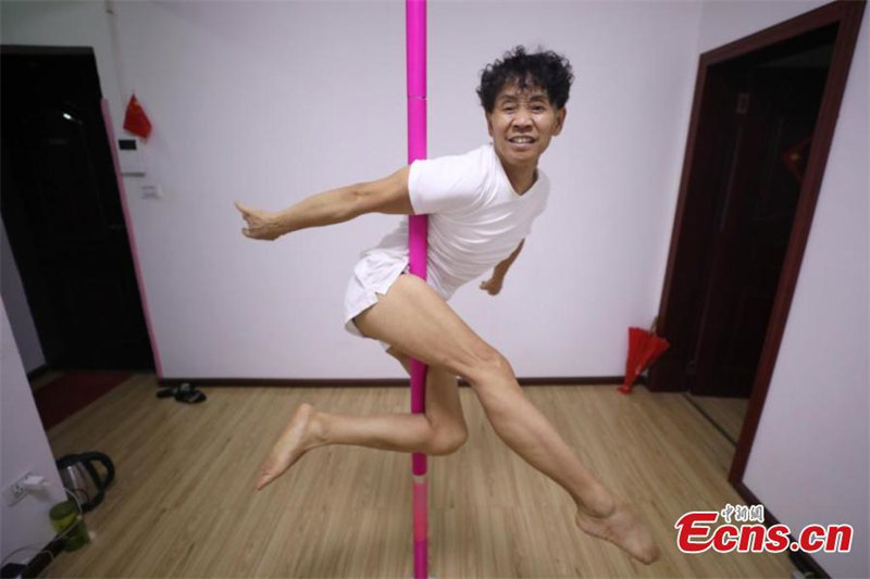 Un septuagénaire du Guizhou fan absolu de pole dance