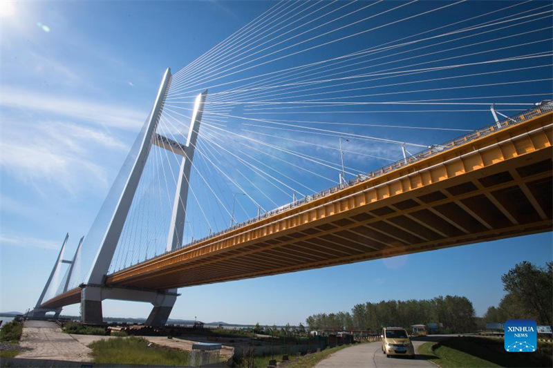 Deux nouveaux ponts sur le fleuve Yangtsé ouverts à la circulation