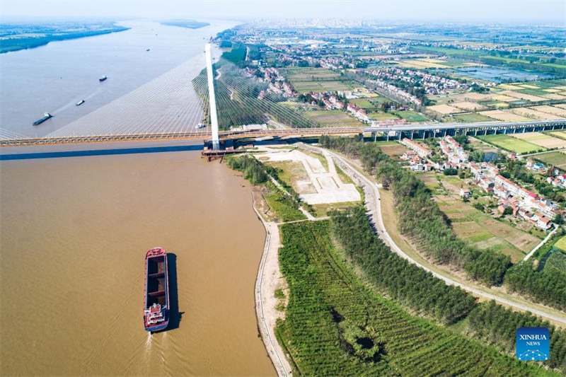 Deux nouveaux ponts sur le fleuve Yangtsé ouverts à la circulation