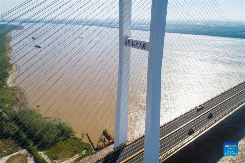 Deux nouveaux ponts sur le fleuve Yangtsé ouverts à la circulation