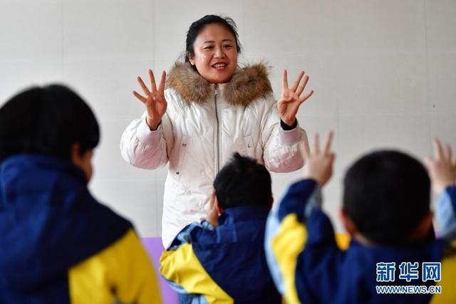 Un gar?on handicapé profite d'une vraie journée à l'école