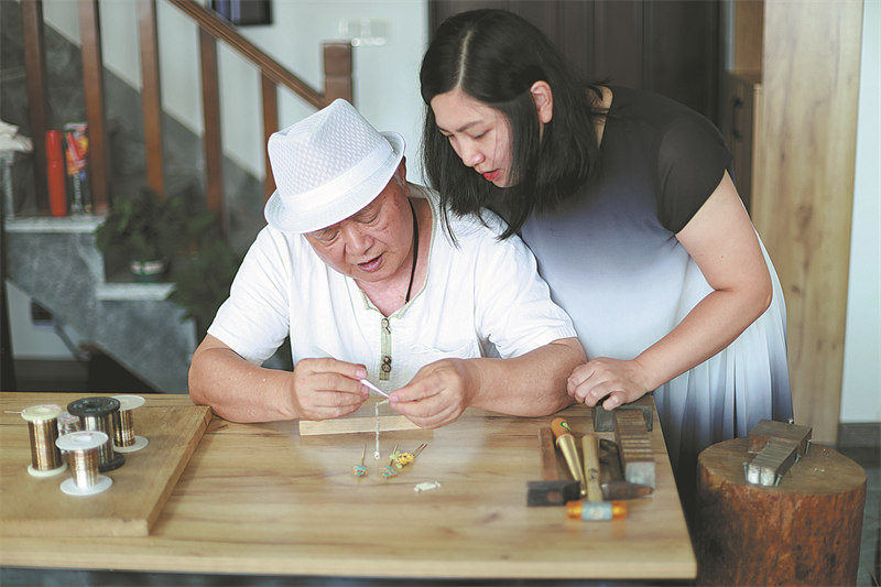 Un ma?tre designer aide à maintenir l'art de l'incrustation en filigrane en vie