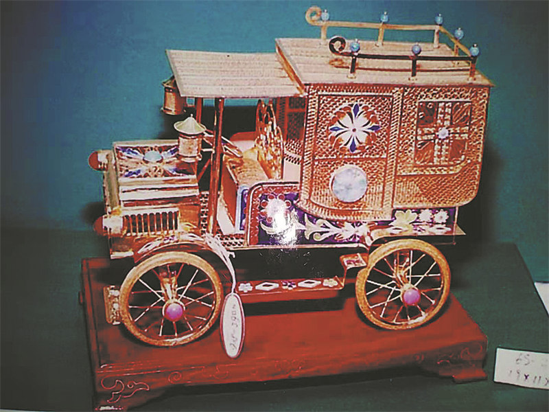 Un ma?tre designer aide à maintenir l'art de l'incrustation en filigrane en vie