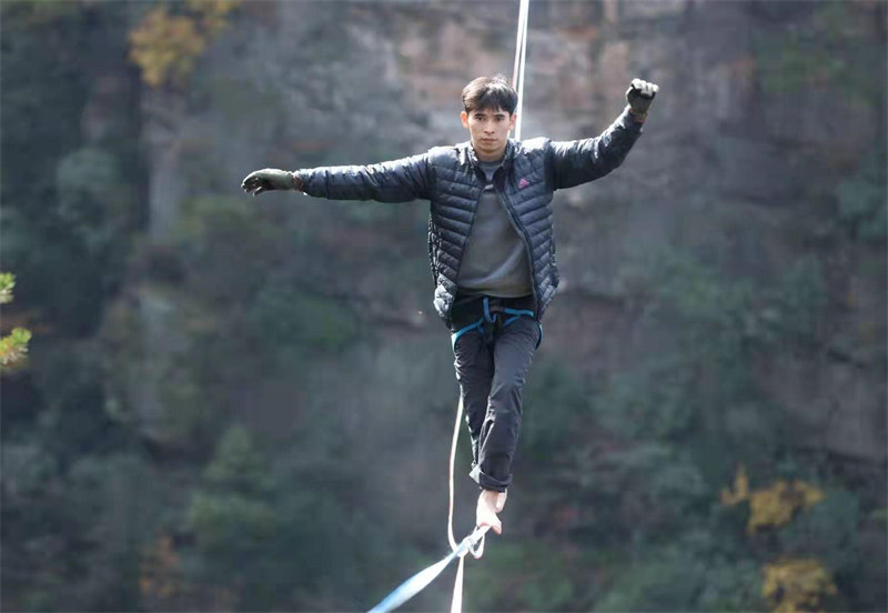 Les concurrents de slackline s'affrontent à 1 000 m d'altitude, au sommet des pics des forêts du site de Wulingyuan, dans le Hunan
