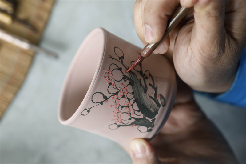 Les peintures ajoutent du charme à la porcelaine Ru du Henan