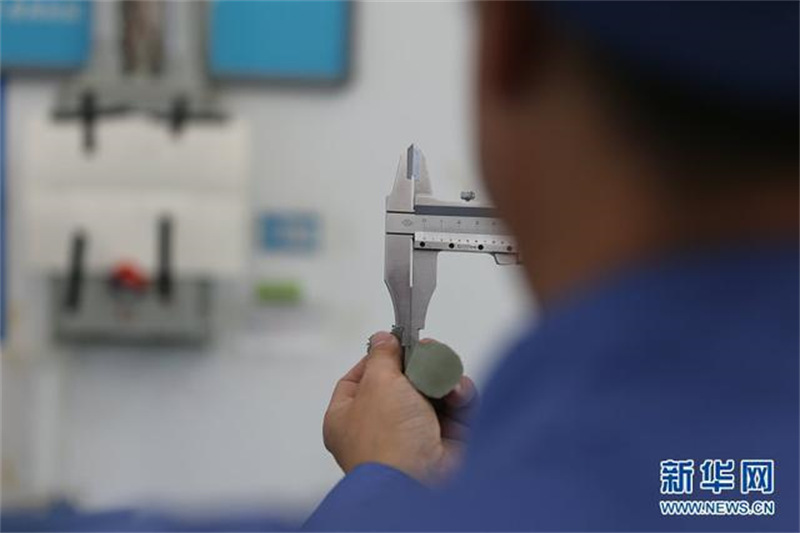 L'homme qui ? grave ? de la poudre à canon en moteur de fusée