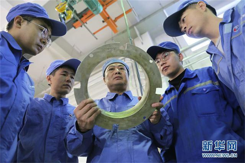 L'homme qui ? grave ? de la poudre à canon en moteur de fusée