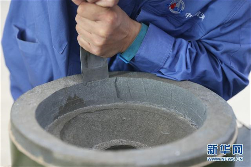 L'homme qui ? grave ? de la poudre à canon en moteur de fusée