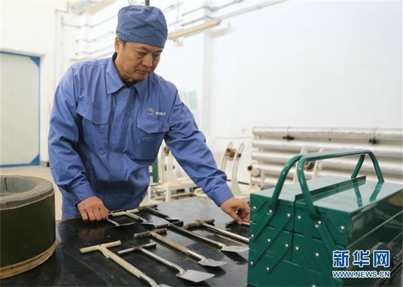 L'homme qui ? grave ? de la poudre à canon en moteur de fusée