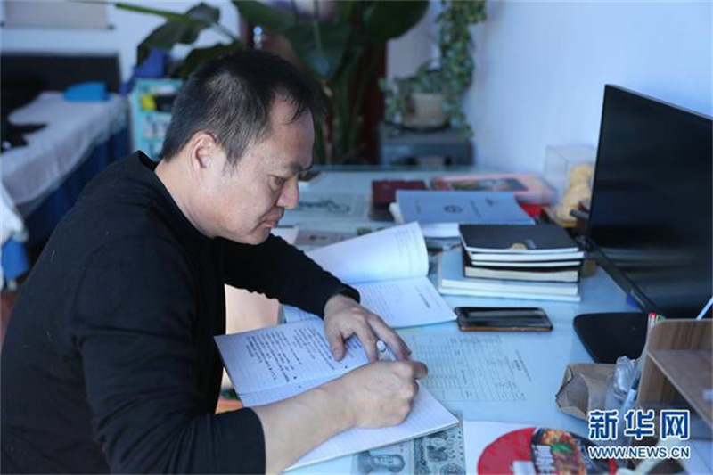 L'homme qui ? grave ? de la poudre à canon en moteur de fusée