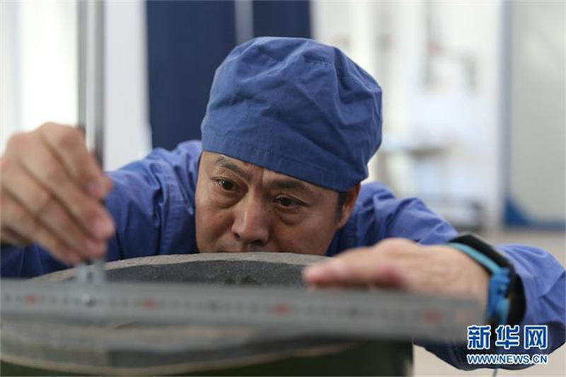 L'homme qui ? grave ? de la poudre à canon en moteur de fusée