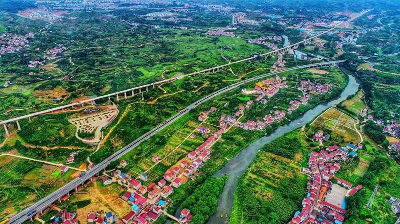 Deux magnifiques trains à grande vitesse mis en service en Chine aujourd'hui