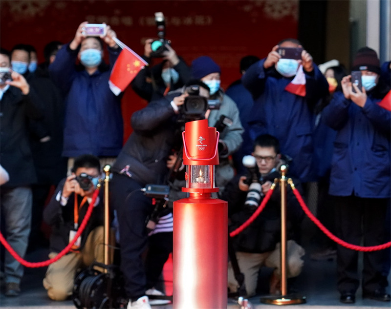 La flamme olympique des JO d'hiver de Beijing 2022 est arrivée dans le parc Shougang de Beijing