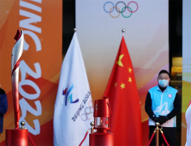 La flamme olympique des JO d'hiver de Beijing 2022 est arrivée dans le parc Shougang de Beijing