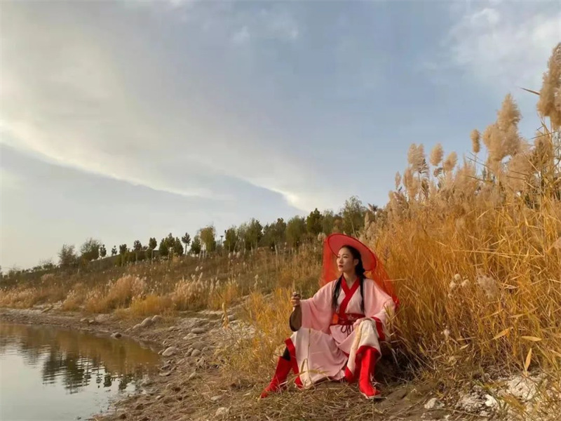 Une jeune femme promeut le tourisme au Xinjiang à travers de courtes vidéos présentant des arts martiaux