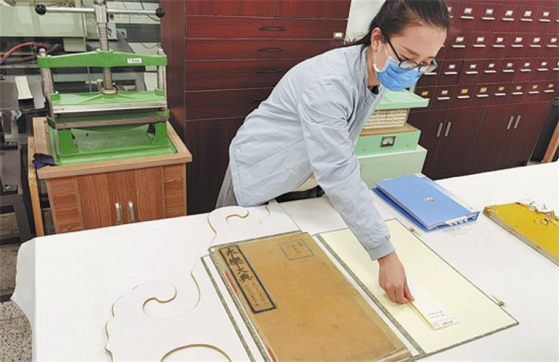 Des restaurateurs de livres liés à la sauvegarde du passé