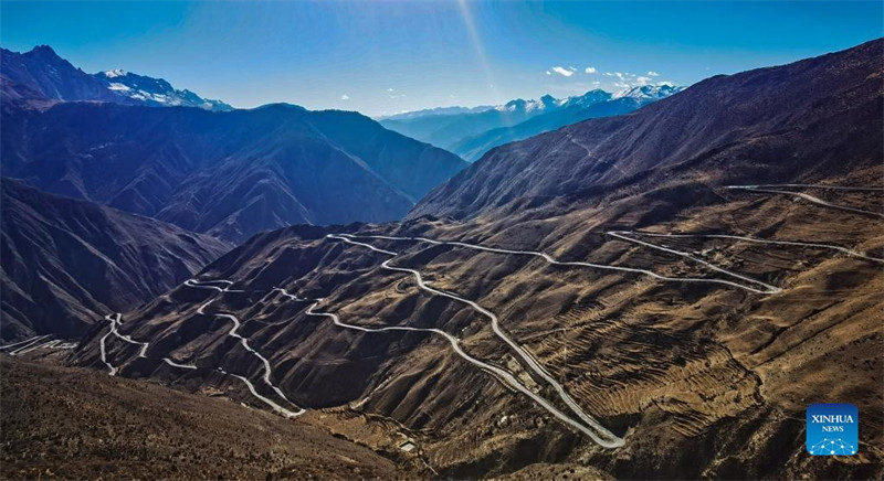 En photos : la vue d'une route au Tibet
