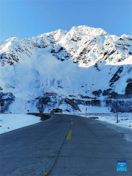 En photos : la vue d'une route au Tibet