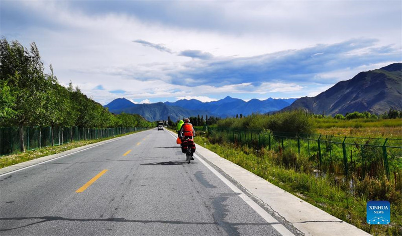 En photos : la vue d'une route au Tibet