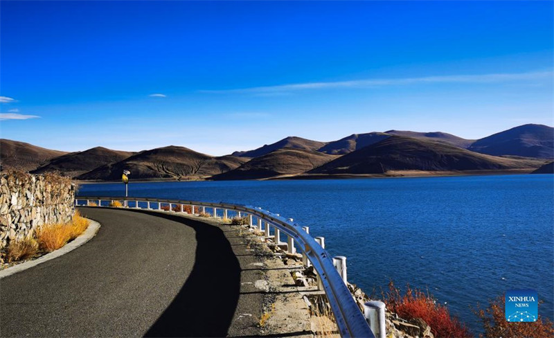 En photos : la vue d'une route au Tibet