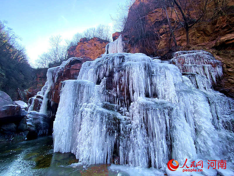 Henan ：des cascades de glace du canyon apparaissent dans le mont Fuxi