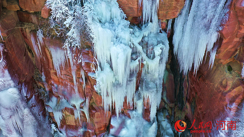 Henan ：des cascades de glace du canyon apparaissent dans le mont Fuxi