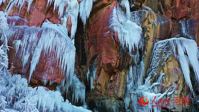 Henan ：des cascades de glace du canyon apparaissent dans le mont Fuxi