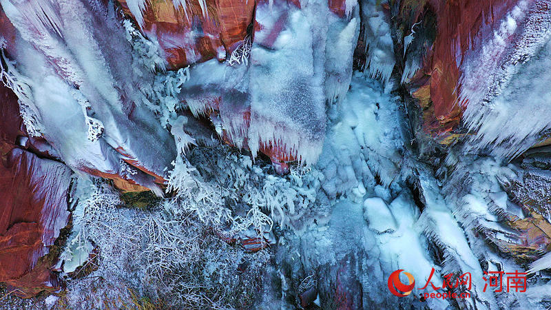 Henan ：des cascades de glace du canyon apparaissent dans le mont Fuxi