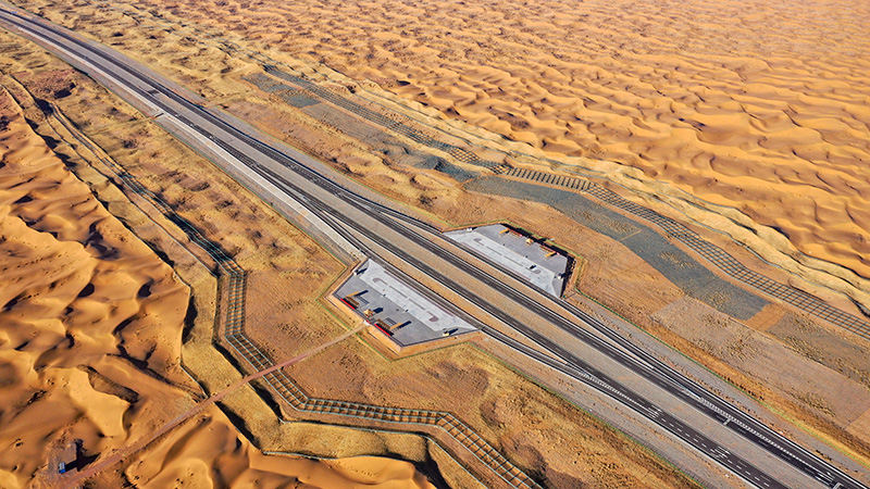 Ouverture de la première autoroute à travers le désert de Tengger, dans le nord-ouest de la Chine