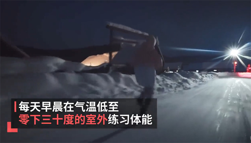 Xinjiang : une jeune fille de 13 ans d'Altay et sa station de ski sauvage