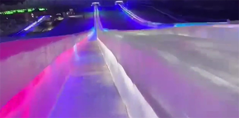 Découvrez le super toboggan de glace de 423 mètres de long de Harbin