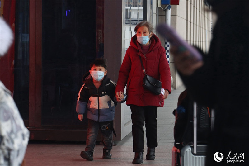 Des enfants rentrent chez eux pour la Fête du Printemps
