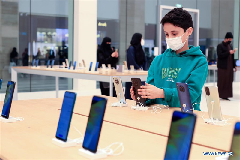 Huawei inaugure sa plus grande boutique à l'étranger à Riyad