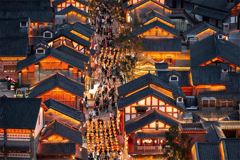 Chongqing : la lueur des lampes et de la lune illumine la ville montagneuse